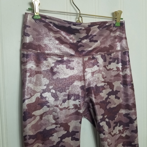 Fabletics Powerhold Pink Shine Metallic Camo Crop Leggings Womens Size M - Picture 3 of 14